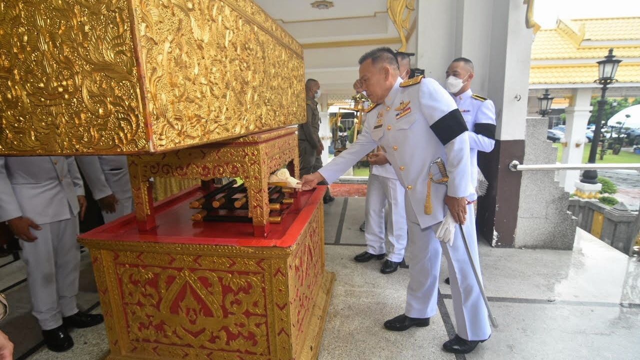 ปลายทางชีวิต - พล.อ.สิทธิชัย เกียรติไพบูลย์ เป็นประธานในพิธีพระราชทานเพลิงศพ วีระ ลิมปะพันธุ์ สามี พงา ลิมปะพันธุ์ และเป็นบิดาของ วุฒิพงษ์ ลิมปะพันธุ์ กับ วราพรรณ์ เกียรติไพบูลย์ ท่ามกลางญาติมิตรผู้รู้จักคุ้นเคยมาร่วมในพิธีด้วย ที่วัดพระศรีมหาธาตุ วันก่อน.