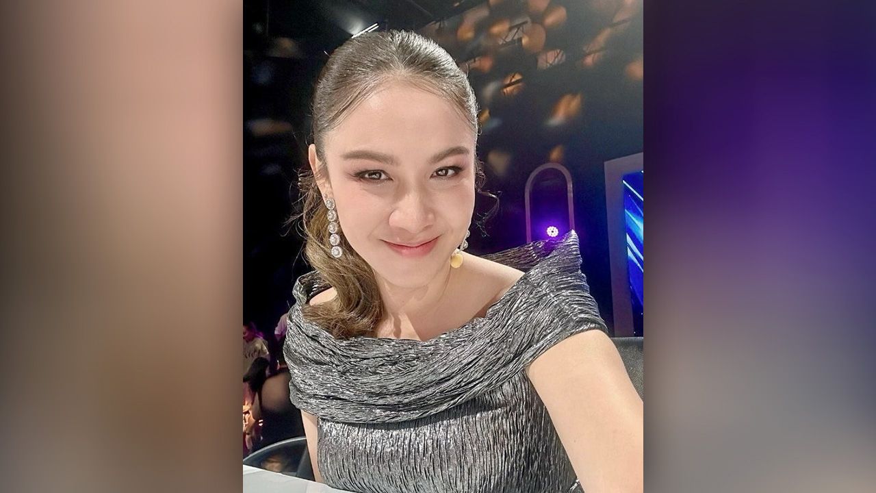 ไม่เล่นละครมาหลายปี แฟนๆเลยถาม กบ–สุวนันท์ กลางไลฟ์ว่าจะได้เห็นเล่นละครช่อง 3 มั้ย? ซึ่งก็ได้คำตอบ ว่ามีผู้ใหญ่ติดต่อมาแต่ว่ารอก่อน...แสดงว่าอาจจะมี!