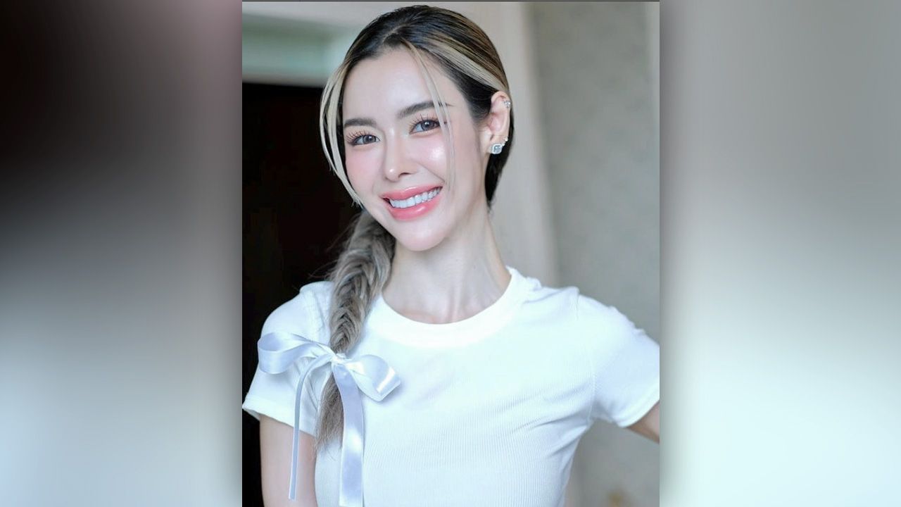 เป็นมือใหม่ไลฟ์สด ตื่นเช้า ไอซ์–ปรีชญา อาบน้ำไปก็ไลฟ์ไปเลยมีช็อตหลุดจนเป็นที่ฮือฮา ซึ่งต่อมา ไอซ์ ได้ออกมาน้อมรับผิดพลาดแล้ว และขอร้องให้หยุดแชร์.