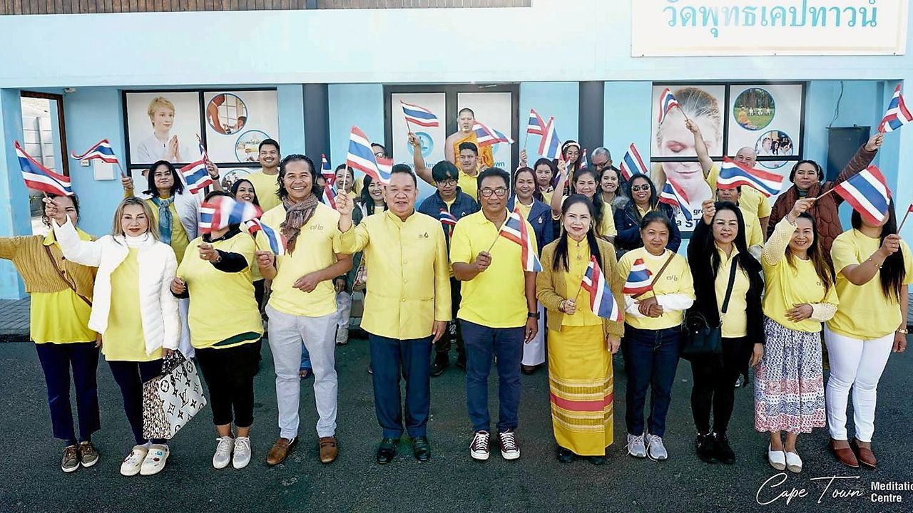 เฉลิมพระเกียรติ - มังกร ประทุมแก้ว ออท. ณ กรุงพริทอเรีย แอฟริกาใต้ เป็นประธานในกิจกรรมเฉลิมพระเกียรติ พระบาทสมเด็จพระเจ้าอยู่หัว ในโอกาสเฉลิมพระชนมพรรษา 72 พรรษา ที่วัดพุทธเคปทาวน์.