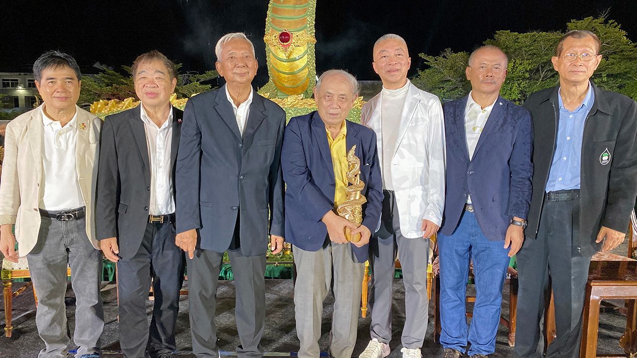 Receiving the Award - Dr. Avhai Chanthanachulaka presented the 2nd Bodhiyanagathibodi Award in the field of media for Buddhism to Somchai Kru Suansombat, in the presence of Dr. Supachai Weeraphuchong, Kasem Munchan, and Damrit Wiriyakul on the Sun Terrace of the Krabi Provincial Administrative Organization on the day.