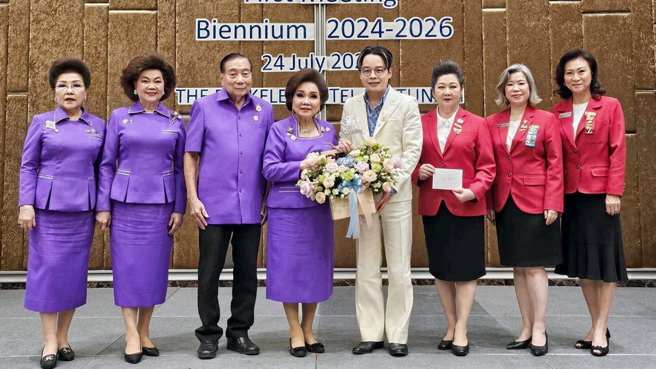 Congratulations - Suryan Sriworataikul presented flowers to congratulate Dr. Sumalee Srisopornwanich. On the occasion of his appointment as the Chairman of the Zonta Bangkok 8 Club, Dr. Somsak Srisopornwanit, Dr. Patchara Weeraporphong and Sawani Aksaranwat also joined the celebration. At the Berkeley Hotel that day.