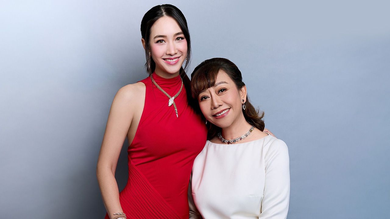 วันแม่ มิน-พีชญา โพสต์ภาพถ่ายคู่กับแม่ อ้อย พร้อมแคปชัน “ดูช้างให้ดูหาง ดูนางให้ดูแม่ แต่ที่แน่ๆวันนี้แม่สวยมาก”...เห็นภาพนี้รู้เลยว่า มิน สวยได้จากใคร?