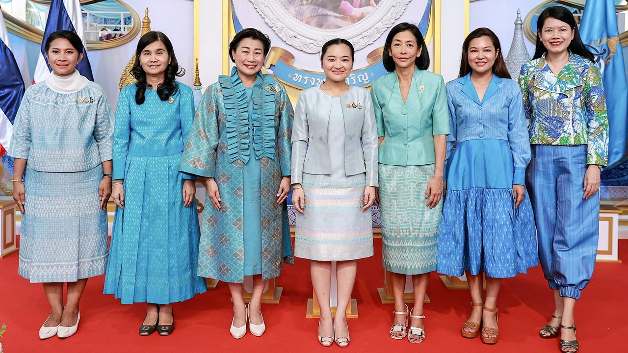 เฉลิมพระเกียรติ - สุดาวรรณ หวังศุภกิจโกศล และ มยุรี ชัยพรหมประสิทธิ์ เปิดงาน “แพรพัสตรา บรมราชินีนาถ” นิทรรศการเฉลิมพระเกียรติและการจำหน่ายผลิตภัณฑ์วัฒนธรรมไทย จัดถึง 18 ส.ค. โดยมี ยุพา ทวีวัฒนะกิจบวร และ สรัลธร อัศเวศน์ มาร่วมงานด้วย ที่พาร์ค พารากอน วันก่อน.