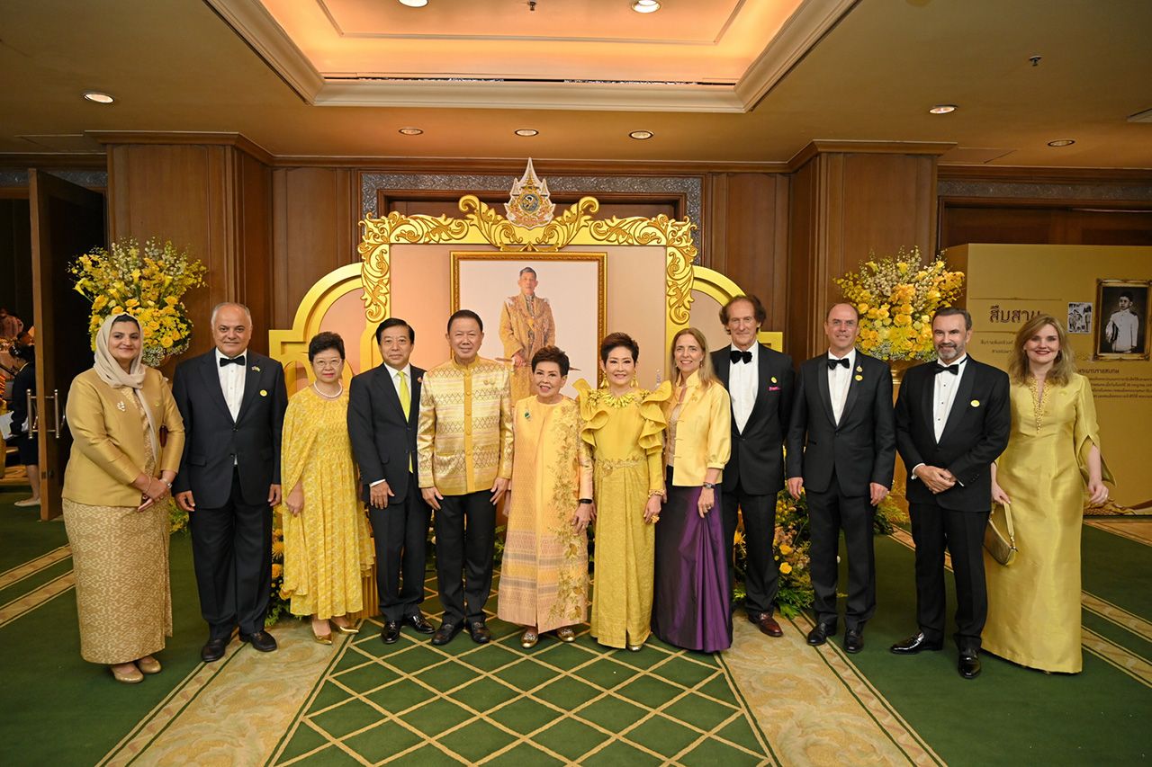 สนั่น อังอุบลกุล, จรรย์สมร วัธนเวคิน, คุณหญิงณัฐิกา วัธนเวคิน อังอุบลกุล ร่วมถ่ายภาพที่ระลึกกับคณะทูตานุทูตจากประเทศต่างๆ