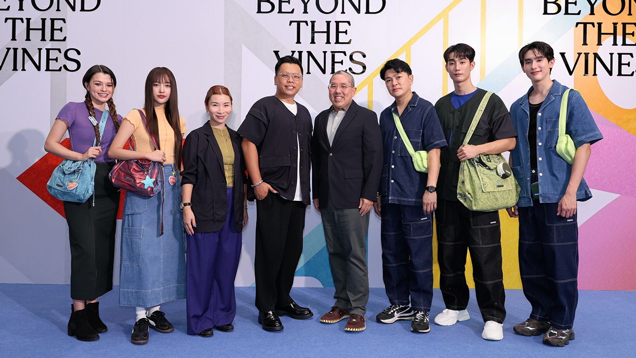 ตามไปซื้อ - แดเนียล ชิว และ รีเบคก้า ถิง จัดงานเปิดสาขาแรกในไทยของ “Beyond The Vines” แบรนด์สินค้าเสื้อผ้า กระเป๋าสำหรับผู้หญิงผู้ชายและเด็กจากสิงคโปร์ โดยมี อิศเรศ จิราธิวัฒน์, เคนเนท ทึง เคน-มิง และ สโรชา จันทร์กิมฮะ มาร่วมงานด้วย ที่เซ็นทรัลเวิลด์ วันก่อน.