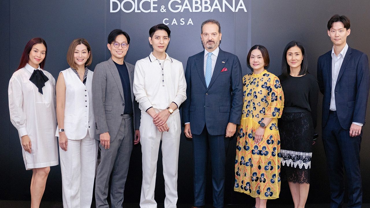 จากอิตาลี - อัครรัฐ วรรณรัตน์ เปิดตัว “Dolce&Gabbana Casa” เฟอร์นิเจอร์จากแบรนด์แฟชั่นหรูมีเอกลักษณ์เฉพาะตัวของลวดลายสะดุดตาสัญชาติอิตาเลียน โดยมี เปาโล ดีโอนีซี, กิติพัฒก์ เนื่องจำนงค์ และ สู่ขวัญ บูลกุล มาร่วมงานด้วย ที่โชว์รูม MOTIF เซ็นทรัล เอ็มบาสซี วันก่อน.