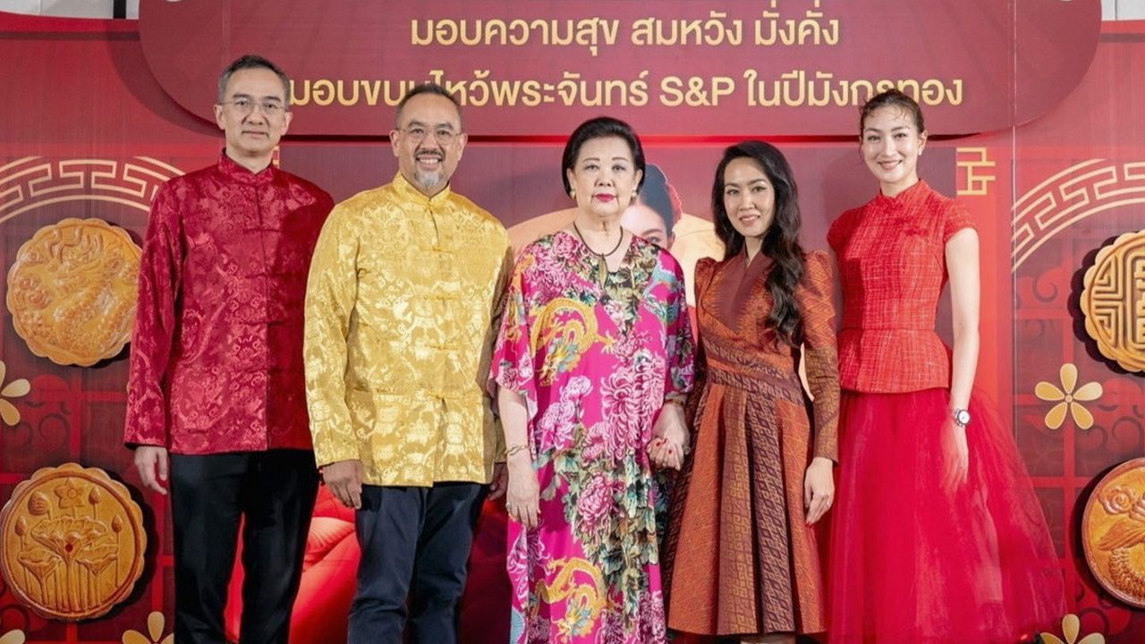 ไหว้พระจันทร์ - ภัทรา ศิลาอ่อน เปิดตัวขนมไหว้พระจันทร์ลายมังกรทองไส้หมอนทองไข่ลายพิเศษและขนมไหว้พระจันทร์ไส้พุทราจีนไข่ เพื่อเฉลิมฉลองเทศกาลไหว้พระจันทร์ โดยมี วิทูร ศิลาอ่อน, กำธร ศิลาอ่อน และ มณีสุดา ศิลาอ่อน มาร่วมงานด้วย ที่ S&P Hall สุขุมวิท 26 วันก่อน.