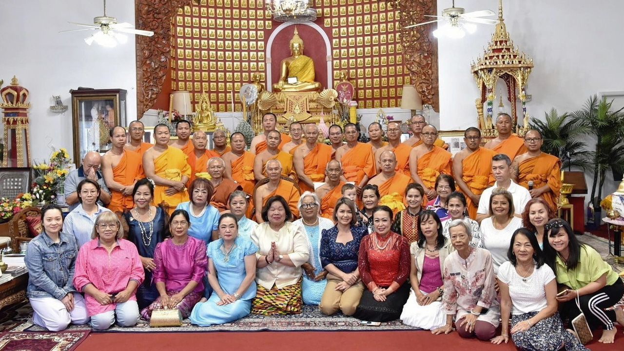 ถวายพระพร - พระวิเทศพรหมคุณ เจ้าอาวาสวัดพรหมคุณาราม เมืองฟีนิกซ์ รัฐอริโซนา สหรัฐฯ และชาวไทยร่วมพิธีเจริญพระพุทธมนต์ เนื่องในวันเฉลิมพระชนมพรรษา พระบาทสมเด็จพระเจ้าอยู่หัว และ สมเด็จพระพันปีหลวง.