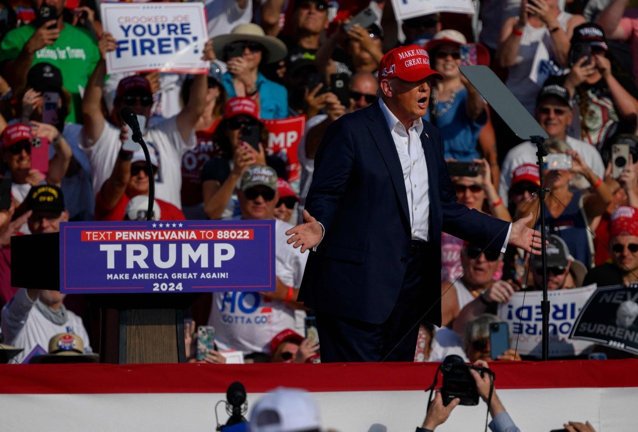 โดนัลด์ ทรัมป์ อดีตประธานาธิบดีสหรัฐฯขึ้นเวทีปราศรัยหาเสียง ที่เมืองบัตเลอร์ รัฐเพนซิลเวเนีย เมื่อ  13 ก.ค.2567 