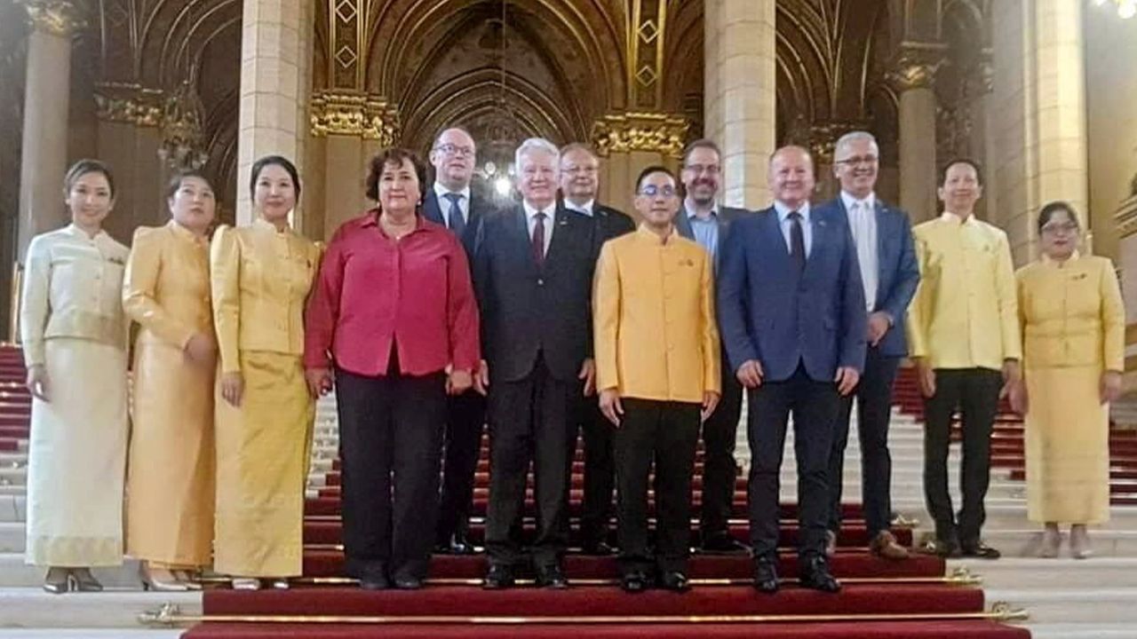 เฉลิมพระเกียรติ - พรหเมศ พหลพลหยุเสนา ออท. ณ กรุงบูดาเปสต์ ฮังการี จัดงานเฉลิมพระเกียรติ พระบาทสมเด็จพระเจ้าอยู่หัว เนื่องในโอกาสพระราชพิธีมหามงคลเฉลิมพระชนมพรรษาครบ 6 รอบ ที่อาคารรัฐสภาฮังการี.