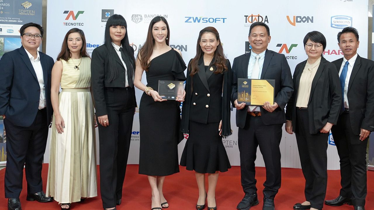 รับรางวัล - ดร.ไพลิน เทียนสุวรรณ มอบรางวัล “Top 10 Developers Awards 2024” ให้ จุฑาธรรม จิราธิวัฒน์ และ กรี เดชชัย ตอกย้ำความสำเร็จการเป็นเบอร์หนึ่งอสังหาริมทรัพย์ไทยของเซ็นทรัลพัฒนา โดยมี นาวิตรา จันเกษม มาร่วมงานด้วย ที่โรงแรมสยามเคมปินสกี้ วันก่อน.