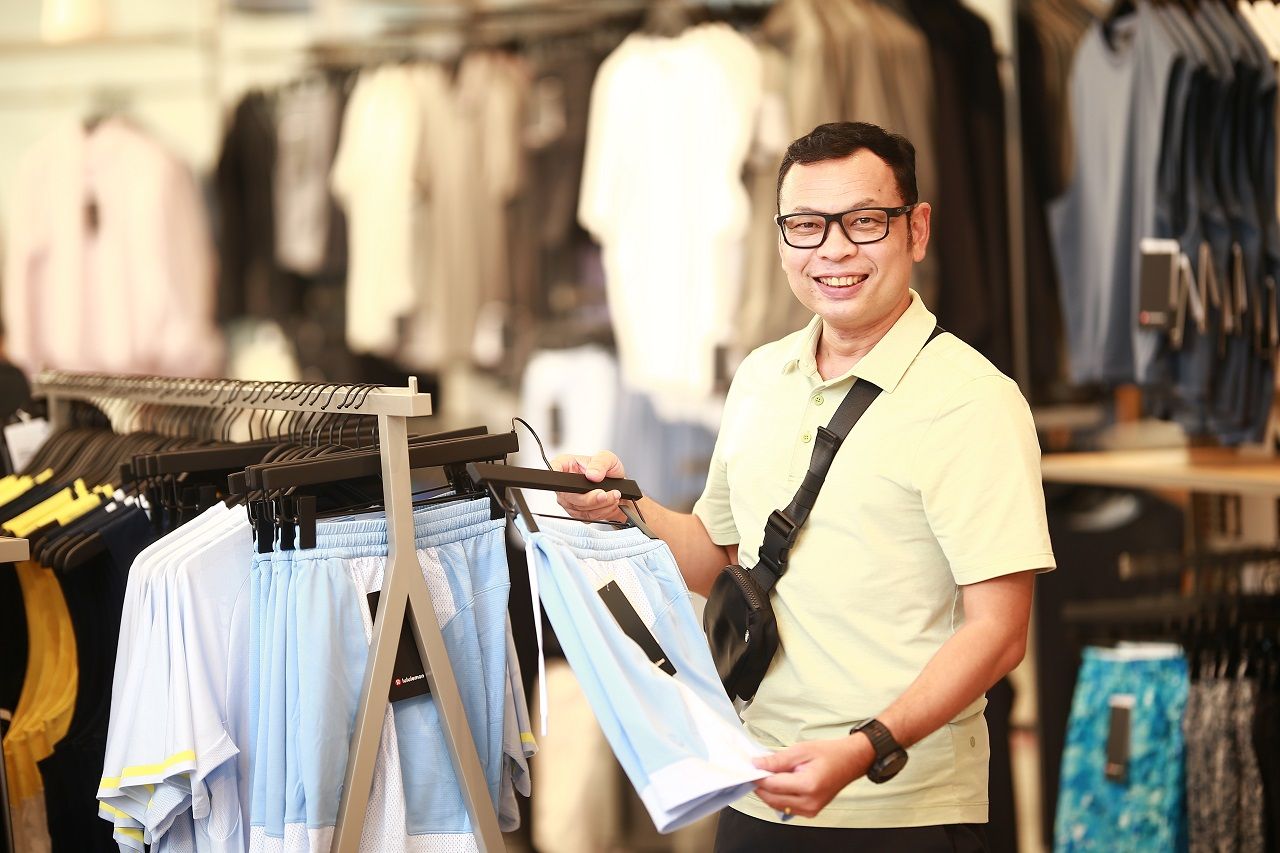 ยุทธนา พลเจริญ หรือครูจิมมี่ ครูสอนโยคะชื่อดัง (ภาพจาก lululemon)