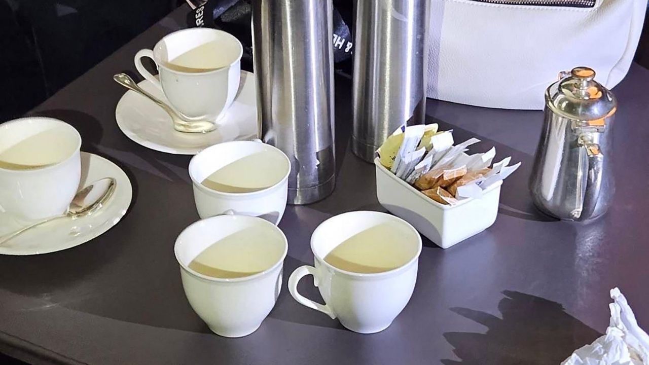  แก้วชา-กาแฟที่พบในห้องพักของชาวเวียดนาม เสียชีวิต 6 ศพ ที่โรงแรมดัง ย่านราชประสงค์ ในกรุงเทพฯ