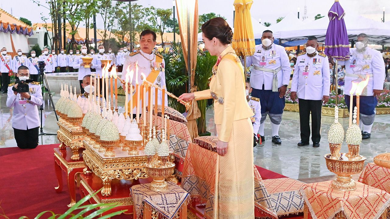 พระบาทสมเด็จพระเจ้าอยู่หัว และ สมเด็จพระนางเจ้าฯ พระบรมราชินี เสด็จพระราชดำเนินไปทรงวางพวงมาลาถวายราชสักการะพระบรมราชานุสาวรีย์ พระบาทสมเด็จพระบรมชนกาธิเบศร มหาภูมิพลอดุลยเดชมหาราช บรมนาถบพิตร ณ อุทยานเฉลิมพระเกียรติพระบาทสมเด็จพระบรมชนกาธิเบศรฯ เขตดุสิต เมื่อวันที่ 13 ตุลาคม.