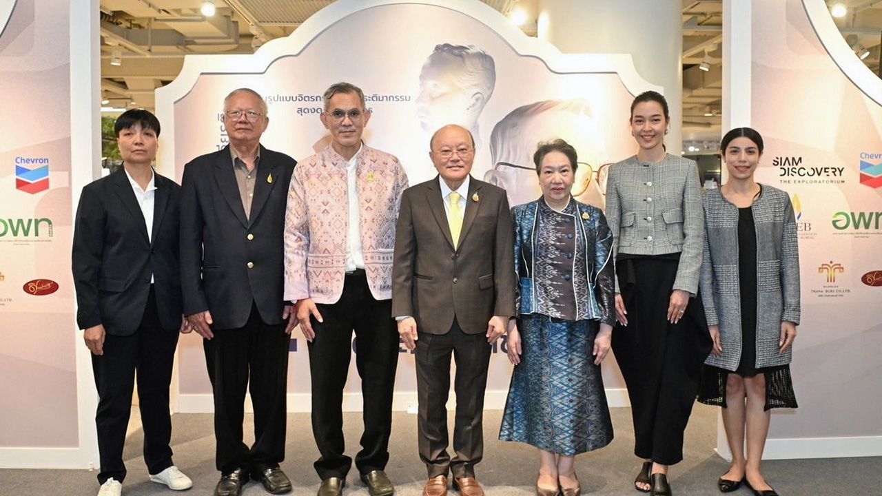 เทิดพระเกียรติ ศ.ดร.จิรนิติ หะวานนท์ เปิดงาน “เทิดพระเกียรติ 2 กษัตริย์ขัตติยมหาราช” นิทรรศการศิลปะจิตรกรรมประติมากรรม ภาพพิมพ์ ภาพถ่ายจากศิลปินแห่งชาติและศิลปินร่วมสมัย โดยมี นิวัต มหาบุณย์ และ น.อ.อธิคุณ คงมี มาร่วมงานด้วย ที่สยามดิสคัฟเวอรี่ วันก่อน.