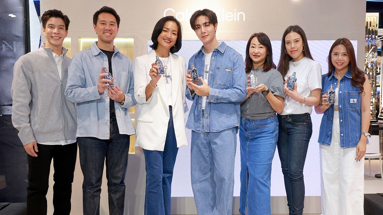 หอมเข้มข้น รำไพ สงวนประสิทธิ์ และ อีลีน ลอน เปิดตัว “CK One Essence” น้ำหอมรุ่นพิเศษความหอมเข้มข้นหรูหรายิ่งขึ้น พร้อมแนะนำ พฤกษ์ พานิช CK Fragrance Endorser คนแรกของไทย โดยมี ไชยภพ เหลืองจินดารัตน์ มาร่วมงานด้วย ที่เซ็นทรัล ลาดพร้าว วันก่อน.