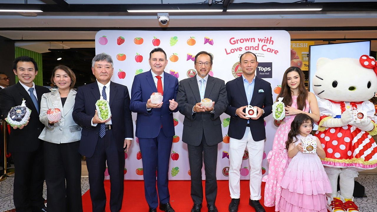 จากญี่ปุ่น มาซารุ มิโซะกุจิ และ มาซาโตะ โอตากะ เปิดงาน “Experience the Japanese Fresh Fruits and Vegetables Fair” เพื่อส่งเสริมการส่งออกผักและผลไม้ท้องถิ่นของญี่ปุ่น ในภูมิภาคเอเชีย โดยมี สเตฟาน คูม มาร่วมงานด้วย ที่ท็อปส์ ฟู้ด เซ็นทรัล ลาดพร้าว วันก่อน.