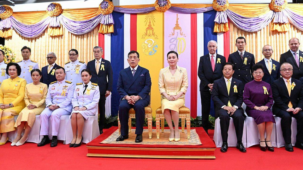 พระบาทสมเด็จพระเจ้าอยู่หัว และ สมเด็จพระนางเจ้าฯ พระบรมราชินี เสด็จฯไปทอดพระเนตรการแข่งขันฮอกกี้นํ้าแข็ง กระชับมิตรระหว่างสาธารณรัฐประชาชนจีนและราชอาณาจักรไทย ณ สนาม Thailand International Ice Hockey Arena เมื่อวันที่ 6 ตุลาคม.