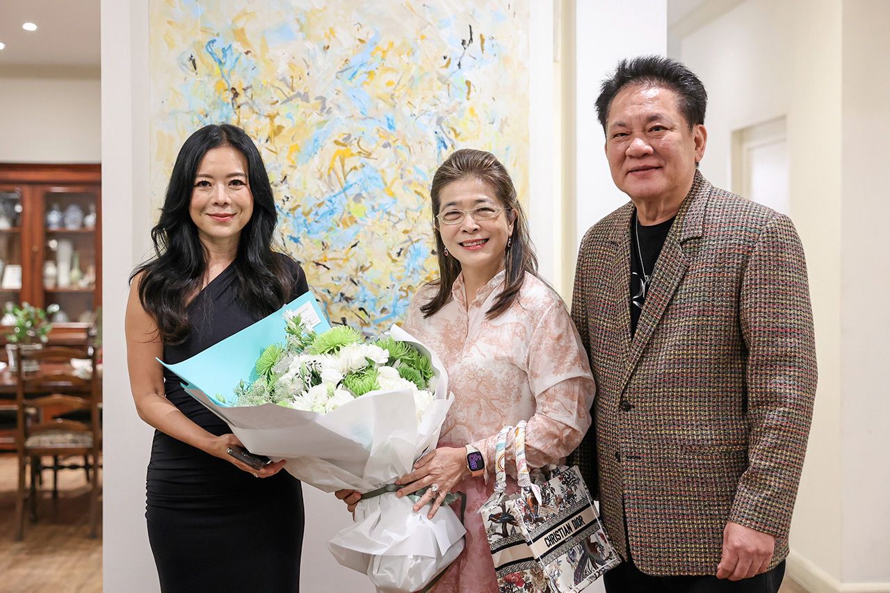 คุณหญิงสุดารัตน์ เกยุราพันธุ์ และสามี สมยศ ลีลาปัญญาเลิศ ร่วมยินดีกับทวิพรรณ ตรีสิริเกษม.