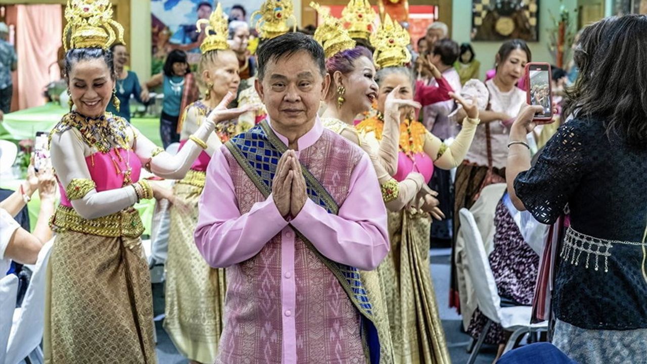 อีสานบอล - จีระพร จีระนันทกิจ รองกงสุลใหญ่ นครนิวยอร์ก สหรัฐฯ เปิดงาน “อีสานบอลครั้งที่ 44” มี สมศักดิ์ สมาโณ นายกสมาคมอีสานแห่งนครนิวยอร์ก ต้อนรับ ที่วัดวชิรธรรมปทีป ลองไอส์แลนด์ นิวยอร์ก.