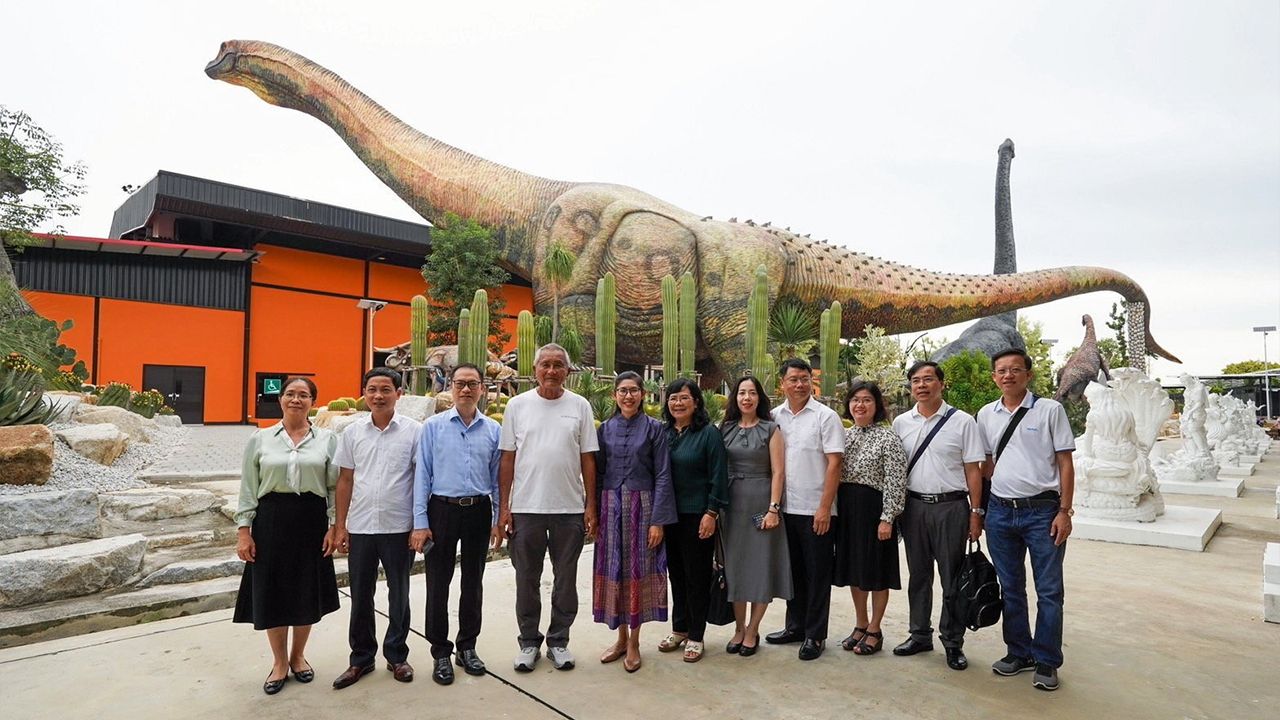 เยี่ยมชม - อุรวดี ศรีภิรมย์ ออท. ณ กรุงฮานอย เวียดนาม นำคณะหน่วยงานรัฐบาลเวียดนาม เข้าเยี่ยมสวนนงนุช พัทยา จ.ชลบุรี โดยมี กัมพล ตันสัจจา ประธานสวนนุงนชฯ ต้อนรับและนำชมด้วยตนเอง.