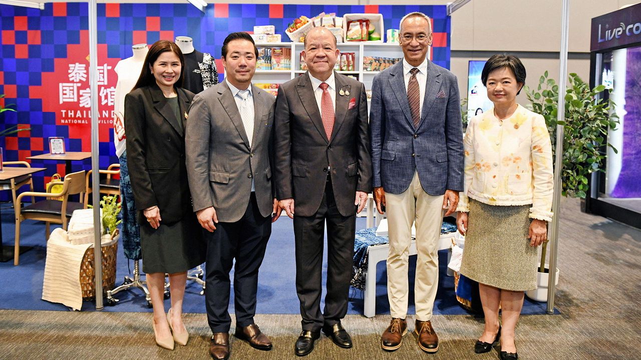 ไลฟ์สด - อัยยวัฒน์ ศรีวัฒนประภา ให้การต้อนรับ พิชัย นริพทะพันธุ์ รมว.พาณิชย์ ในโอกาสมาเยี่ยมชมงาน “International Live Commerce Expo 2024” มหกรรมไลฟ์คอมเมิร์ซนานาชาติ โดยมี ภูสิต รัตนกุล เสรีเริงฤทธิ์ มาร่วมงานด้วย ที่สามย่านมิตรทาวน์ วันก่อน.