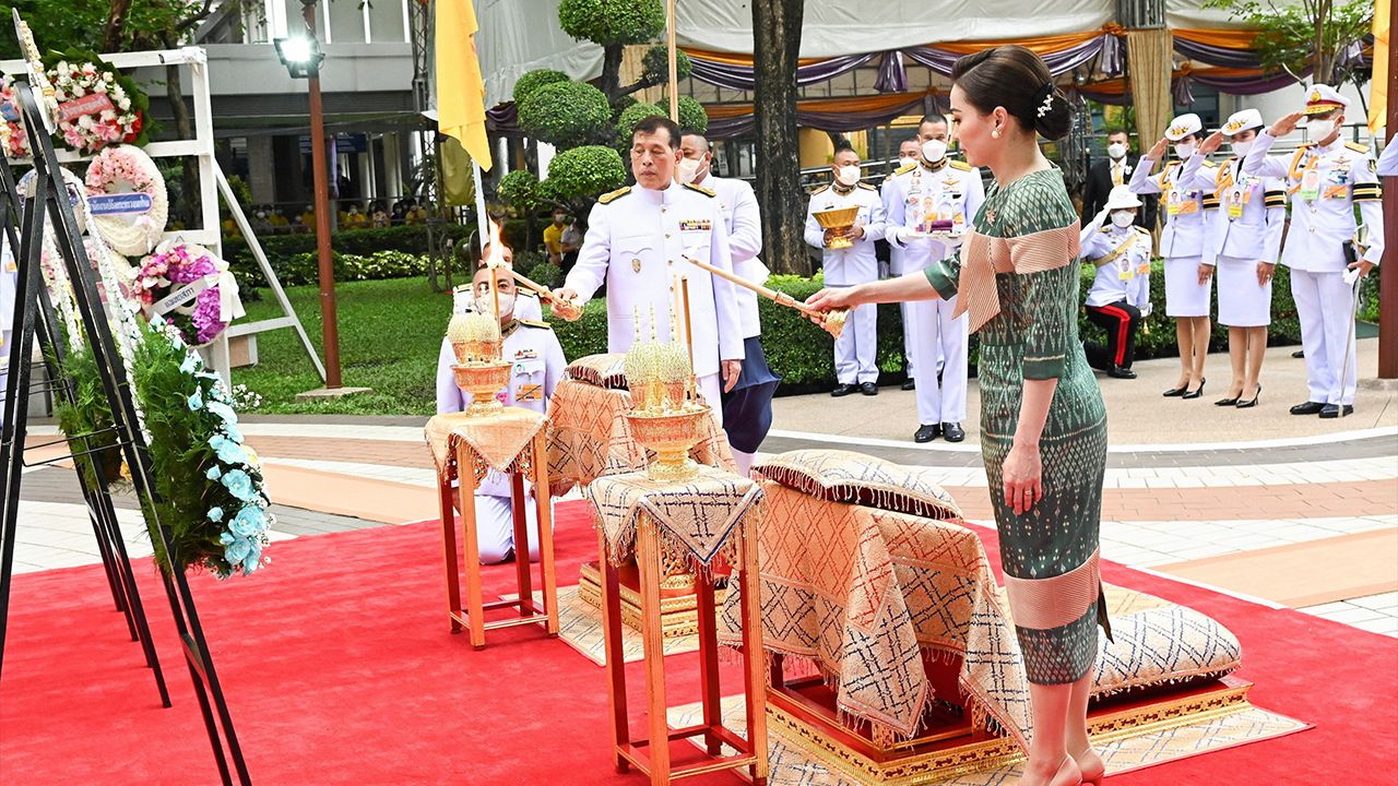 พระบาทสมเด็จพระเจ้าอยู่หัว และสมเด็จพระนางเจ้าฯ พระบรมราชินี เสด็จพระราชดำเนินไปทรงวางพวงมาลา ถวายราชสักการะพระราชานุสาวรีย์ สมเด็จพระมหิตลาธิเบศร อดุลยเดชวิกรม พระบรมราชชนก เนื่องใน “วันมหิดล” ประจำปี 2567 ณ โรงพยาบาลศิริราช เขตบางกอกน้อย เมื่อวันที่ 24 กันยายน.