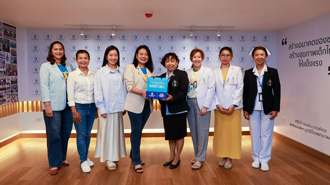 มอบให้ - จันทรัตน์ โตวินัส จัดกิจกรรม “Auntie Anne’s Pretzel Charity-อัพวันดีๆ ให้คนเก่ง” พร้อมมอบความเพรทเซลและเครื่องดื่มเลมอนเนดให้ รัชฎา อนันต์วรปัญญา โดยมี ธัญญรัศม์ วัฒนะกิจพงศ์ และ พญ.สุรเนตร ชีวะประภานันท์ มาร่วมงานด้วย ที่มูลนิธิโรงพยาบาลเด็ก วันก่อน.