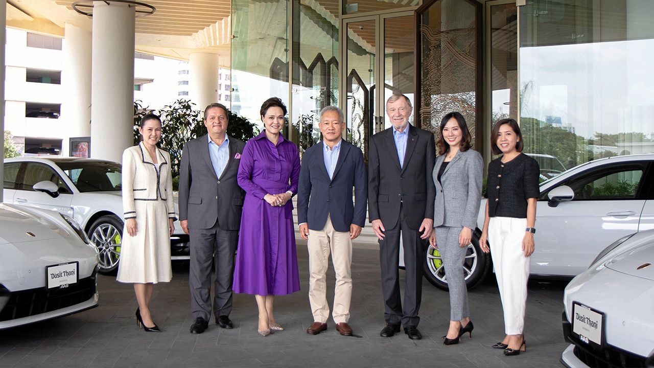 ลีมูซีนหรู - ชนินทธ์ โทณวณิก, ศุภจี สุธรรมพันธุ์, เอเดรียน รูดิน และ ปีเตอร์ โรห์เวอร์ ร่วมกันมอบประสบการณ์พิเศษระดับลักชัวรีเหนือระดับให้ลูกค้าด้วยบริการรถลีมูซีนสุดหรู ปอร์เช่ รุ่น Panamera สำหรับผู้จองข้อเสนอสุดพิเศษ Iconic Stay ที่โรงแรมดุสิตธานี วันก่อน.