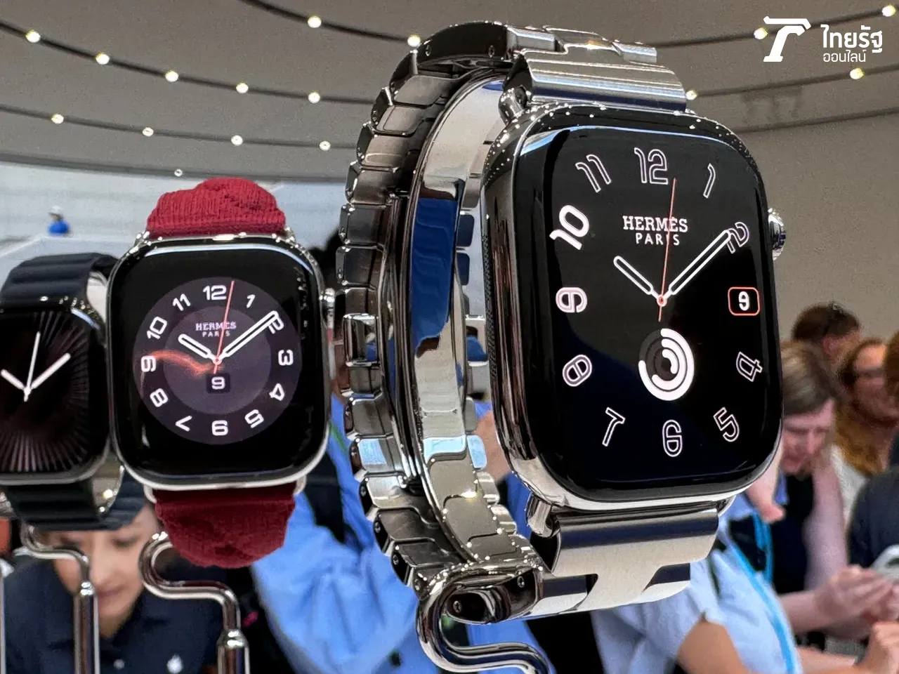 พาชมเครื่องจริง Apple Watch Series 10 สีดำ Jet Black เงางาม และ หูฟัง AirPods 4 ดีไซน์เล็กกว่าเดิม