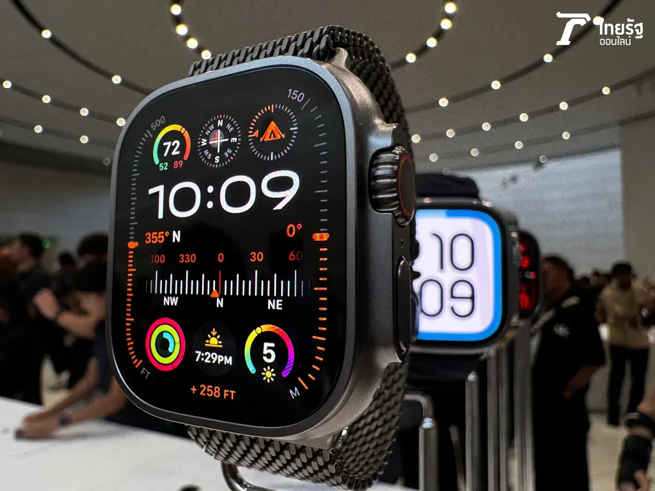 พาชมเครื่องจริง Apple Watch Series 10 สีดำ Jet Black เงางาม และ หูฟัง AirPods 4 ดีไซน์เล็กกว่าเดิม