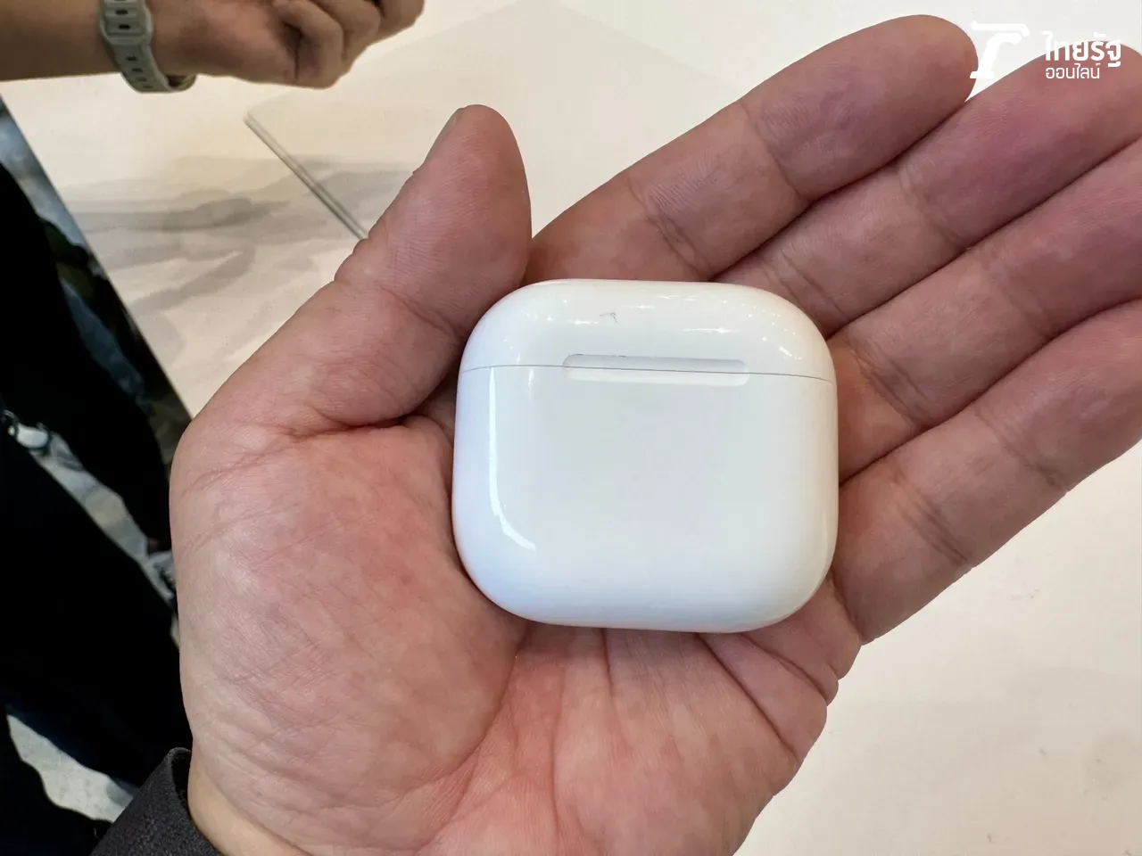 พาชมเครื่องจริง Apple Watch Series 10 สีดำ Jet Black เงางาม และ หูฟัง AirPods 4 ดีไซน์เล็กกว่าเดิม