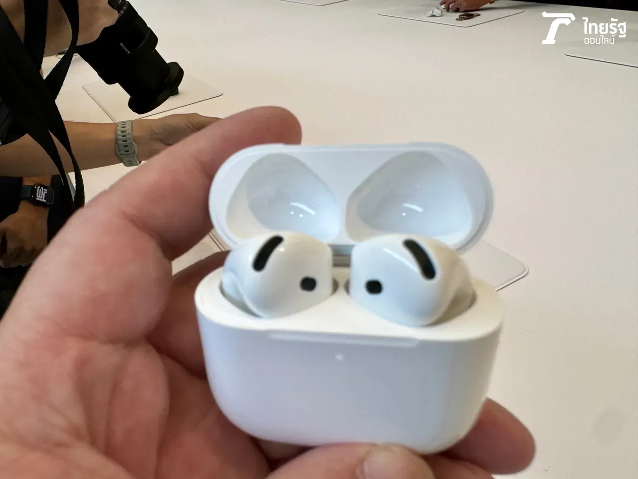 พาชมเครื่องจริง Apple Watch Series 10 สีดำ Jet Black เงางาม และ หูฟัง AirPods 4 ดีไซน์เล็กกว่าเดิม