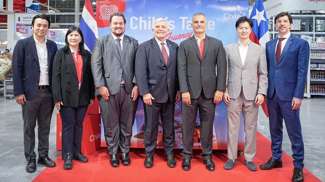 จากชิลี ริคาร์โด้ โบอารอตโต้ จัดงาน “Chile’s Taste Journey” ชวนสัมผัสวัตถุดิบคุณภาพดี ส่งตรงจากชิลี พร้อมโปรโมชันพิเศษตลอดเดือน ก.ย. โดยมี ปาตริซิโอ พาวเวลล์, ทาเครุ ยูซาว่า, ดาวิด ฮันเซน และ โยชิโนบุ ทาเคชิตะ มาร่วมงานด้วย ที่โก โฮลเซลล์ ศรีนครินทร์ วันก่อน.