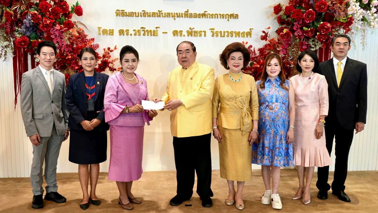 สมทบทุน ดร.วรวิทย์–ดร.พัชรา วีรบวรพงศ์ มอบเงิน 100,000 บาท ให้ มาลี สังวาลย์เล็ก เพื่อสมทบทุนสร้างอาคารโรงพยาบาลรามาธิบดีและย่านนวัตกรรมโยธี โดยมี ศุภชัย วีรบวรพงศ์ และ พัชราวดี วีรบวรพงศ์ มาร่วมในพิธีด้วย ที่โรงแรมเดอะ เบอร์เคลีย์ วันก่อน.