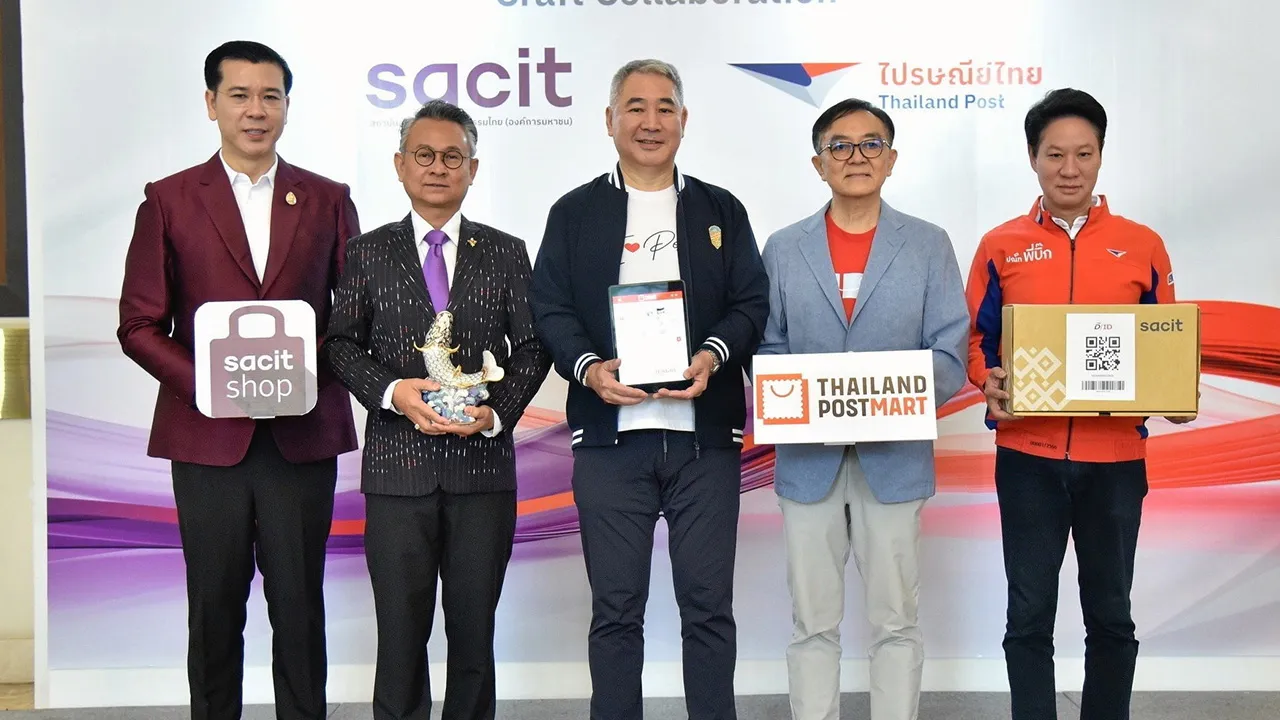 มีฝีมือ ดร.เสรี นนทสูติ, ผศ.ดร.อนุชา ทีรคานนท์, รัฐพล ภักดีภูมิ และ ดร.ดนันท์ สุภัทรพันธุ์ เปิดงาน “Craft Collaboration SACIT x ThailandPost” เพื่อสร้างการเข้าถึงงานหัตถศิลป์ฝีมือคนไทยสู่กลุ่มลูกค้าทั้งในประเทศไทย-ต่างประเทศ ที่ไปรษณีย์กลาง บางรัก วันก่อน.