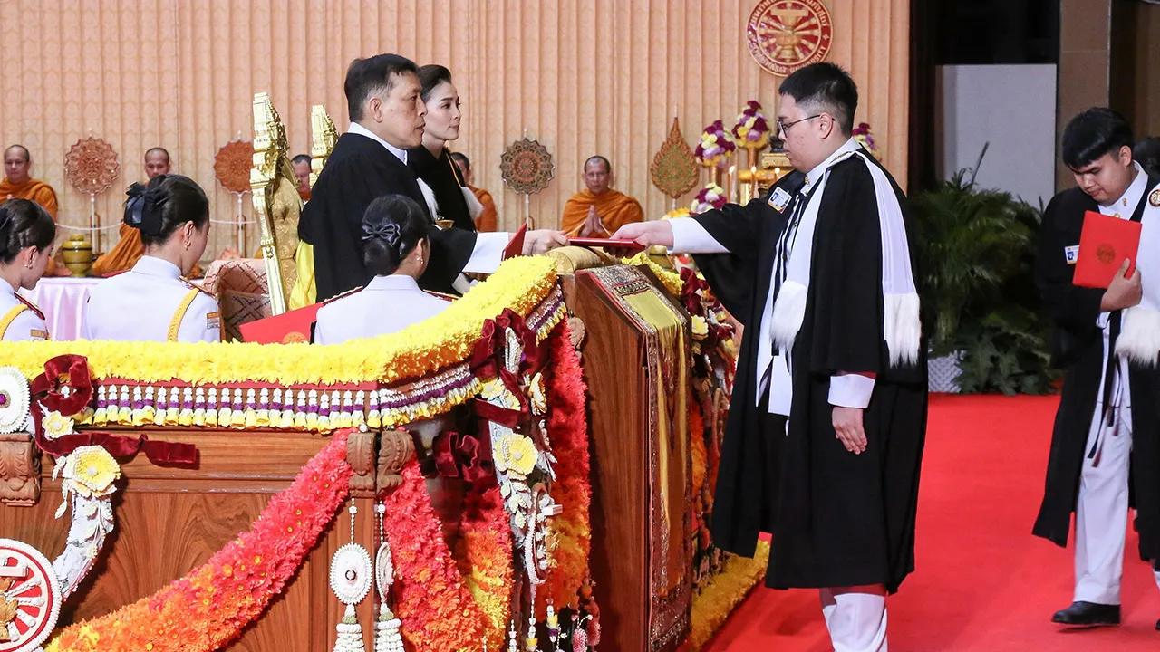 พระบาทสมเด็จพระเจ้าอยู่หัว และ สมเด็จพระนางเจ้าฯ พระบรมราชินี เสด็จฯไปพระราชทานปริญญาบัตรแก่ผู้สำเร็จการศึกษาจากมหาวิทยาลัยธรรมศาสตร์ ประจำปีการศึกษา 2565-2566 ณ มหาวิทยาลัยธรรมศาสตร์ ศูนย์รังสิต เมื่อวันก่อน.