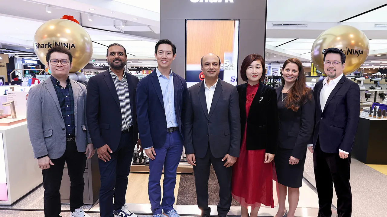 ใช้ดีมาก ไท จิราธิวัฒน์, อุได คุนซรู และ สุวิณ โกษีอํานวย เปิดตัว “SharkNinja” แบรนด์เครื่องใช้ไฟฟ้าชั้นนำจากอเมริกา นวัตกรรมล้ำสมัยตอบโจทย์การใช้งานในชีวิตประจำวันโดยมี ฮาลอง เหงียน และ วิวิเวียน กู่ มาร่วมงานด้วย ที่เพาเวอร์บาย เซ็นทรัลเวิลด์ วันก่อน.