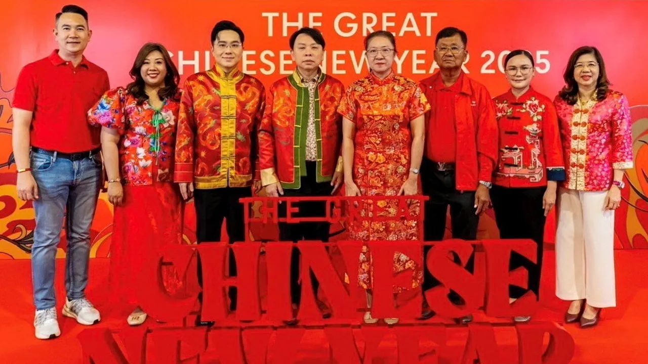 เสริมพลัง ระวีพรรณ แก้วเพียงเพ็ญ, ดร.ณัฐกิตติ์ ตั้งพูลสินธนา และ ทศพร ศรีตุลา จัดพิธีไหว้ เทพเจ้าไฉ่ซิงเอี๊ย ขอพรเทพเจ้าแห่งโชคลาภ เพื่อนำพาความมั่งคั่งความรุ่งเรืองมาสู่ชีวิต โดยมี ญาณิพัชญ์ ศรีโคตร และ อมรรัตน์ บรรยงสินธุ์ มาร่วมงานด้วย ที่เซ็นทรัล เวสต์เกต วันก่อน.