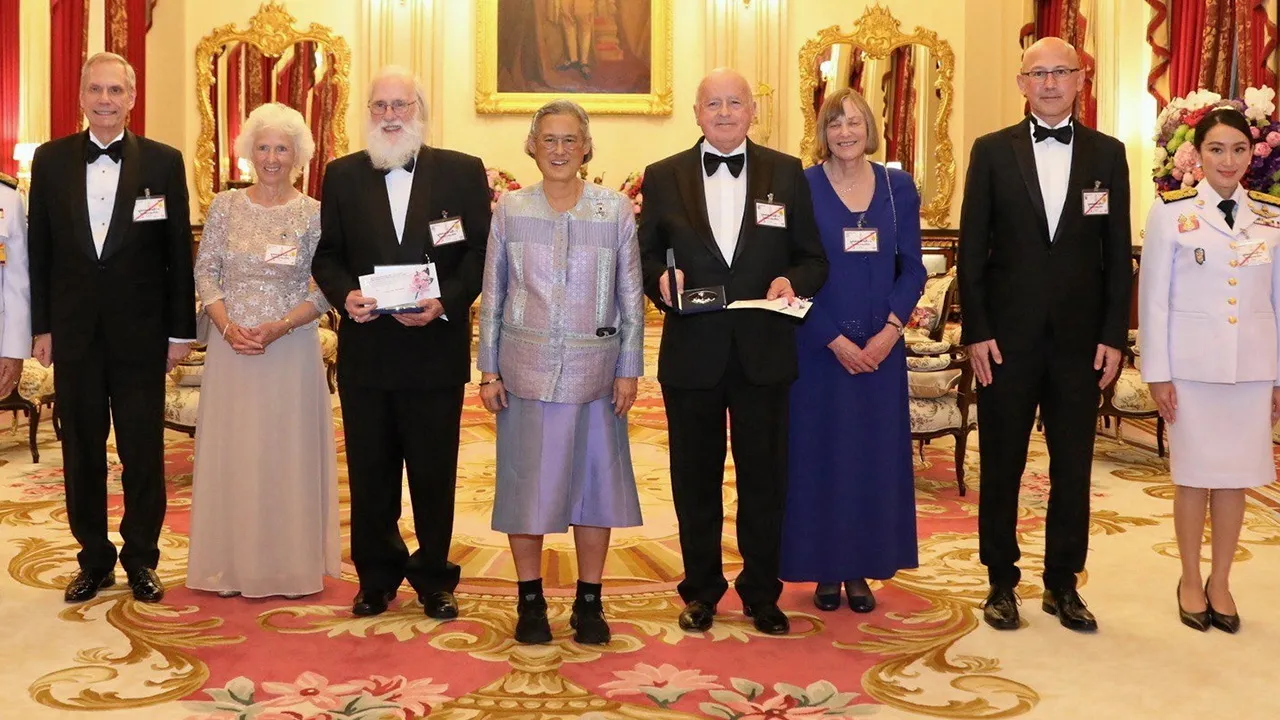 สมเด็จพระกนิษฐาธิราชเจ้า กรมสมเด็จพระเทพรัตนราชสุดาฯ สยามบรมราชกุมารี เสด็จพระราชดำเนินแทนพระองค์ไปพระราชทาน รางวัลสมเด็จเจ้าฟ้ามหิดล ประจำปี 2567 ในการนี้ แพทองธาร ชินวัตร นายกรัฐมนตรี ร่วมเข้าเฝ้าฯ ด้วย ณ พระที่นั่งจักรีมหาปราสาท ในพระบรมมหาราชวัง เมื่อวันที่ 30 มกราคม.