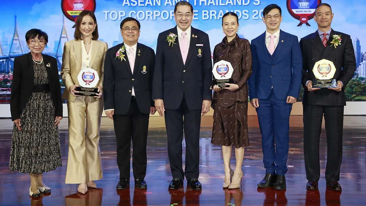สุดยอด ศ.ดร.สุรเกียรติ์ เสถียรไทย มอบรางวัล “ASEAN and Thailand’s Top Corporate Brands 2024” องค์กรมีมูลค่าแบรนด์สูงสุดของไทยและอาเซียน ประจำปี 2567 ให้ นวลพรรณ ล่ำซำ, ยุพาพิน วังวิวัฒน์ และ อัลวิน จี โดยมี ศ.ดร.วิเลิศ ภูริวัชร มาร่วมในพิธีด้วย ที่จุฬา วันก่อน.