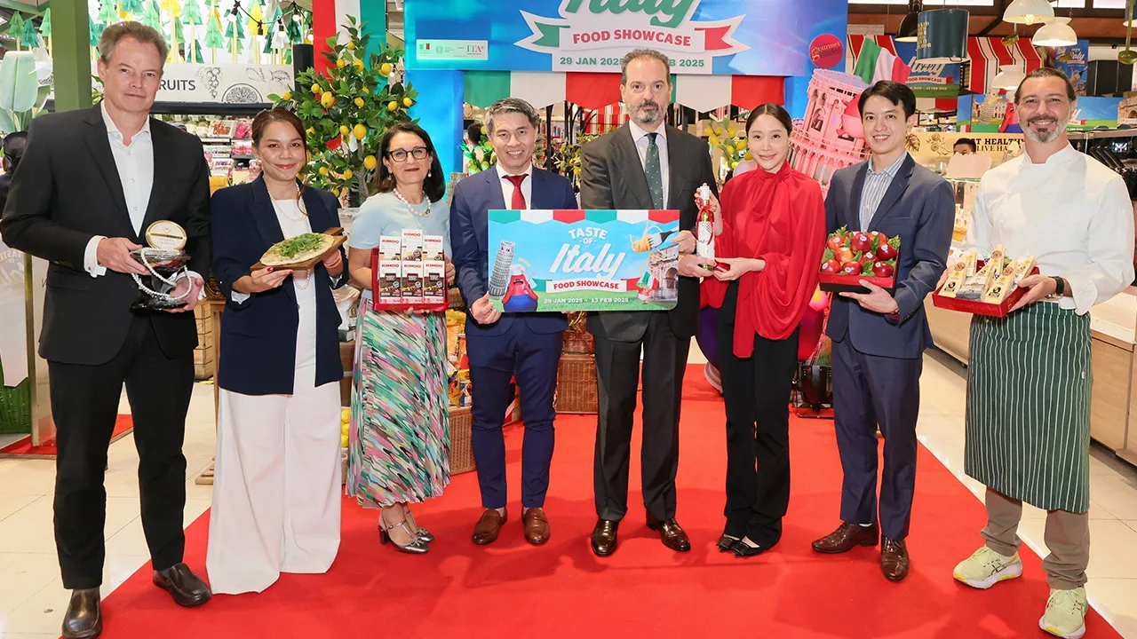 ตามไปซื้อ เปาโล ดีโอนีซี ทูตอิตาลี เปิดงาน “Taste of Italy : Food Showcase 2025” รวบรวมสินค้าคุณภาพจากอิตาลีมาให้ได้สัมผัสเสน่ห์รสชาติ โดยมี ศุภวุฒิ ไชยประสิทธิ์กุล, เปาลา กุยด้า และ พลอยชมพู อัมพุช มาร่วมงานด้วย ที่กูร์เมต์ มาร์เก็ต สยามพารากอน วันก่อน.