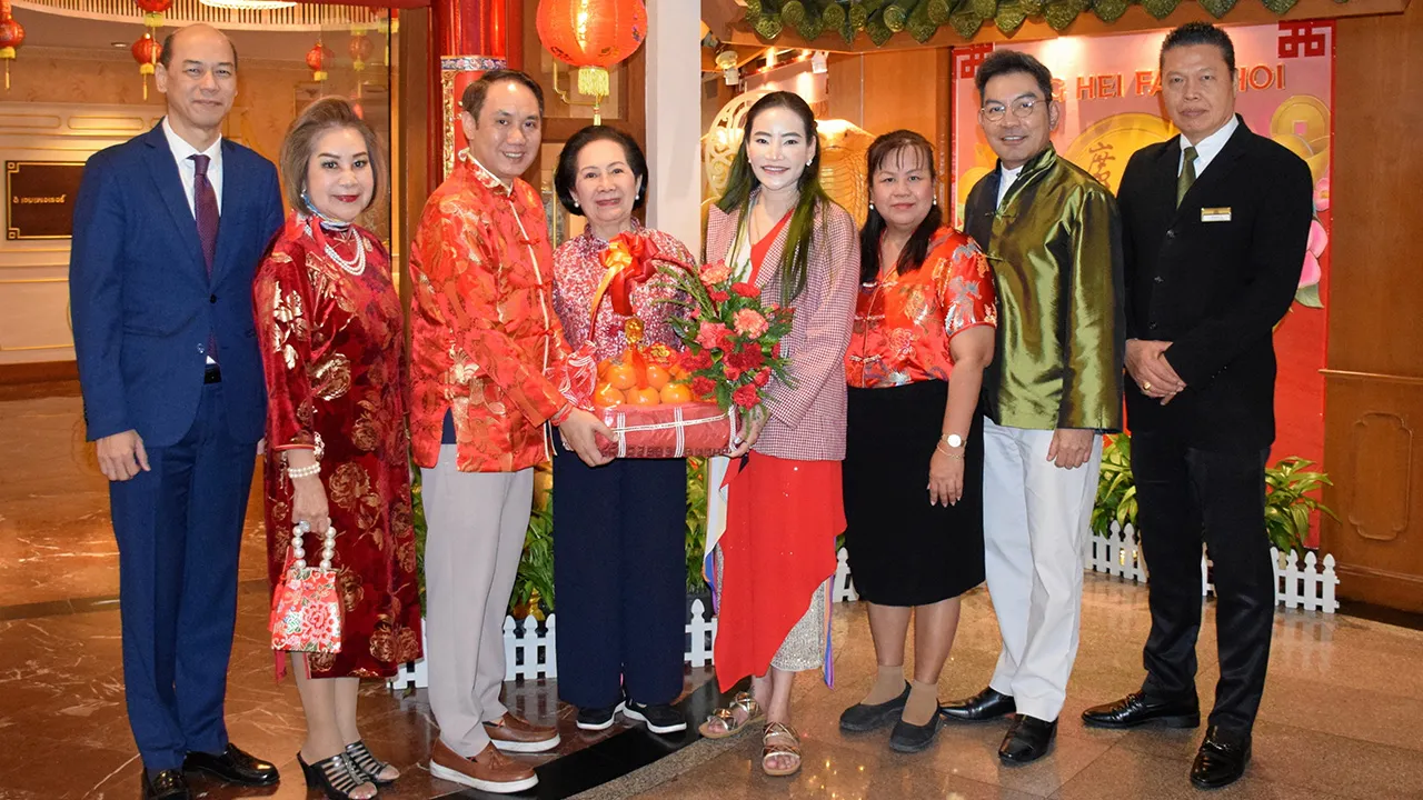 มั่งมีศรีสุข คุณหญิงทิพยวรรณ ตันตกิตติ์ เปิดงานเทศกาลตรุษจีน พร้อมรับกระเช้าส้มมงคลจาก มณเฑียร ตันตกิตติ์, ไอลดา บำรุงพฤกษ์, ประยุทธ ตามธรรม, ปรางทอง ณ สงขลา และ ณัทวรัณรัตน์ โพประยูร ที่ห้องอาหารจีน ดิ เอมเพอเรอร์ โรงแรมมณเฑียร ริเวอร์ไซด์ วันก่อน.