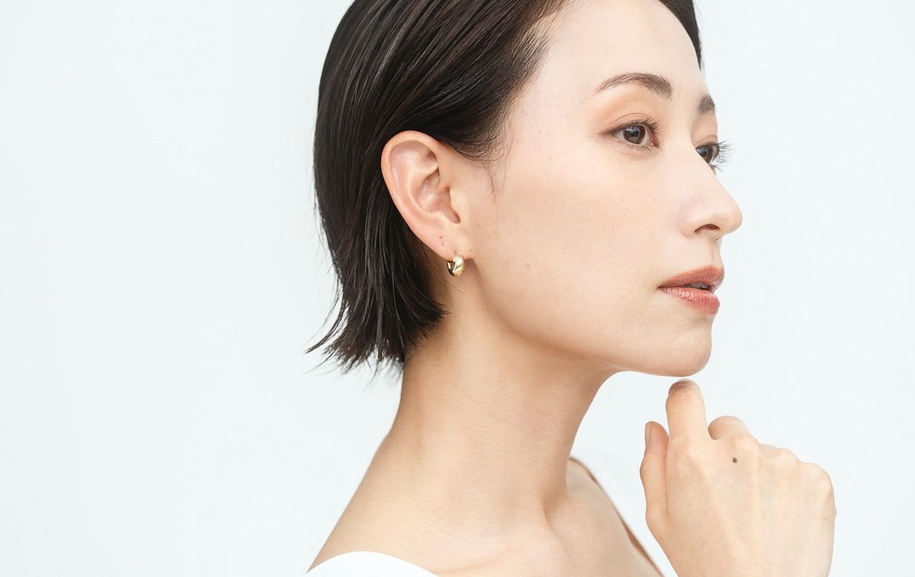 ควรเลือกใช้สกินแคร์ที่เติมความชุ่มชื้นให้กับผิวพรรณและอย่าลืมทาครีมกันแดดเป็นประจำทุกวัน (ภาพจาก iStock)