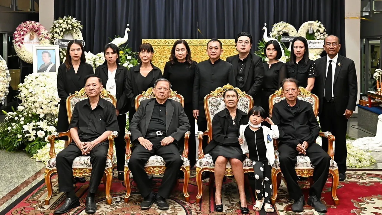 สู่สุคติ - วิศิษฏ์ วิศิษฏ์สรอรรถ ปลัดกระทรวงดีอีเอส เป็นประธานในพิธีสวดพระอภิธรรมศพ เกรียง วิศิษฏ์สรอรรถ สามี ปรียา วิศิษฏ์สรอรรถ และเป็นบิดาของ เกรียงชัย วิศิษฏ์สรอรรถ โดยมี กวิสรา ปัทมสูต และ รตนลักษณ์ วิศิษฏ์สรอรรถ มาร่วมในพิธีด้วย ที่วัดเทพศิรินทราวาส วันก่อน.