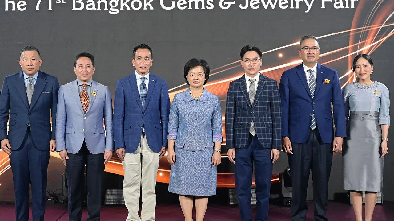 อย่าพลาด - สุนันทา กังวาลกุลกิจ และ สุเมธ ประสงค์พงษ์ชัย แถลงข่าวการจัดงาน “Bangkok Gems and Jewelry Fair” ครั้งที่ 71 ระหว่าง 22-26 ก.พ. ที่ศูนย์การประชุมแห่งชาติสิริกิติ์ โดยมี พรวิช ศิลาอ่อน และ วิบูลย์ หงษ์ศรีจินดา มาร่วมงานด้วย ที่โรงแรมสยามเคมปินสกี้ วันก่อน.
