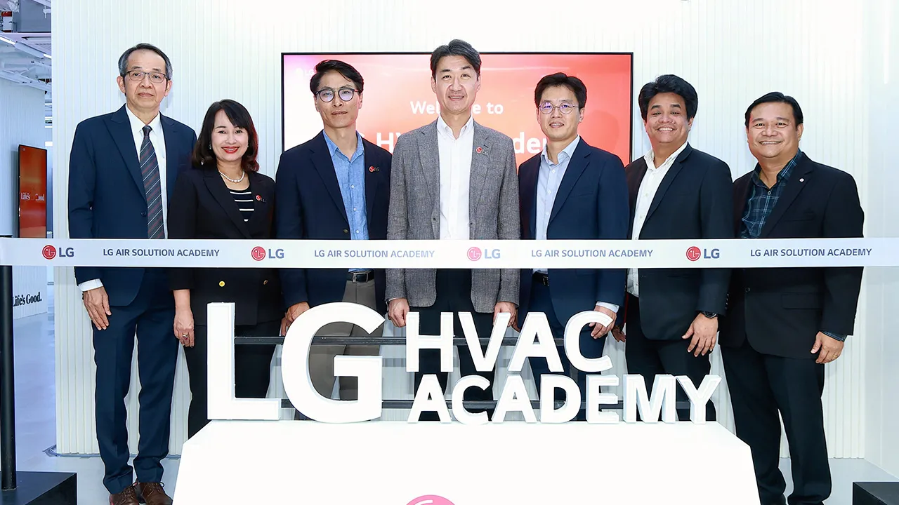 อบรมช่าง - ซองฮัน จอง เปิด “LG HVAC Academy” ศูนย์ฝึกอบรมระบบปรับอากาศแอลจีเพื่อพัฒนาบุคลากรยกระดับศักยภาพช่างติดตั้งให้มีมาตรฐานเท่าเทียมกัน โดยมี อำนาจ สิงหจันทร์, เมธวี จิตลดาพร และ คมสันต์ ศรีพวาทกุล มาร่วมงานด้วย ที่อาคารรัจนาการ วันก่อน.