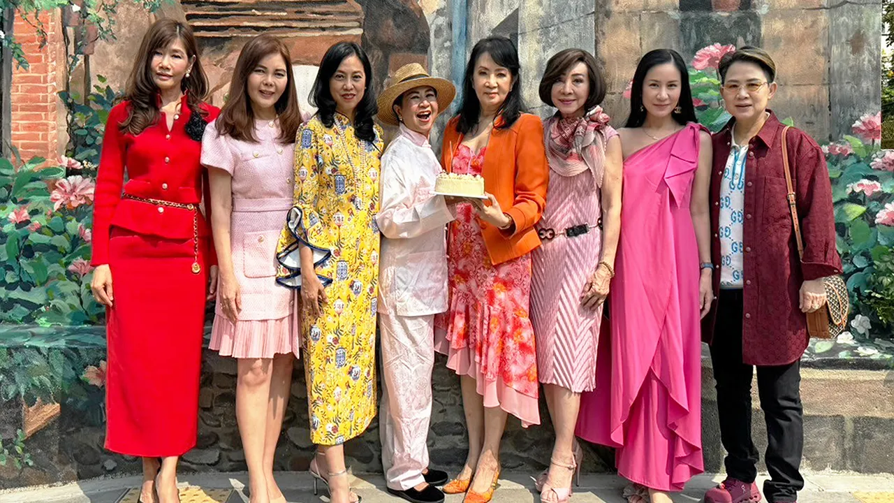 เบิร์ธเดย์ - ศรีศุภางค์ มอฤทธิ์, พณิชนาฏ แย้มเพกา, อวัสดา ปกมนตรี, อารีรัตน์ กฤษณะสมิต, นุชนาถ ระวีแสงสูรย์ และ กาญจน์ชนิตา กลศาสตร์เสนี จัดงานเลี้ยงฉลองวันเกิด ให้ ณิชยา ชัยวิสุทธิ์ และ เณชญา ปันยารชุน ที่วียา เอมิเลีย อิตาเลียน เรสเตอรองต์ วันก่อน.