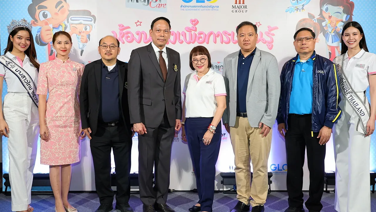 ห้องหนัง - อรุโณชา ภาณุพันธุ์, พ.ท.หนุน ศันสนาคม และ สุรเชษฐ์ อัศวเรืองอนันต์ แถลงความร่วมมือโครงการ “ห้องหนังเพื่อการเรียนรู้” เพื่อสร้างรอยยิ้มให้เด็กในพื้นที่ห่างไกล โดยมี ทวีป วุฒิบาทุกาจิตต์ และ ร.ท.สุภาสชาญ ทัศนกุล มาร่วมงานด้วย ที่พารากอน ซีนีเพล็กซ์ วันก่อน.